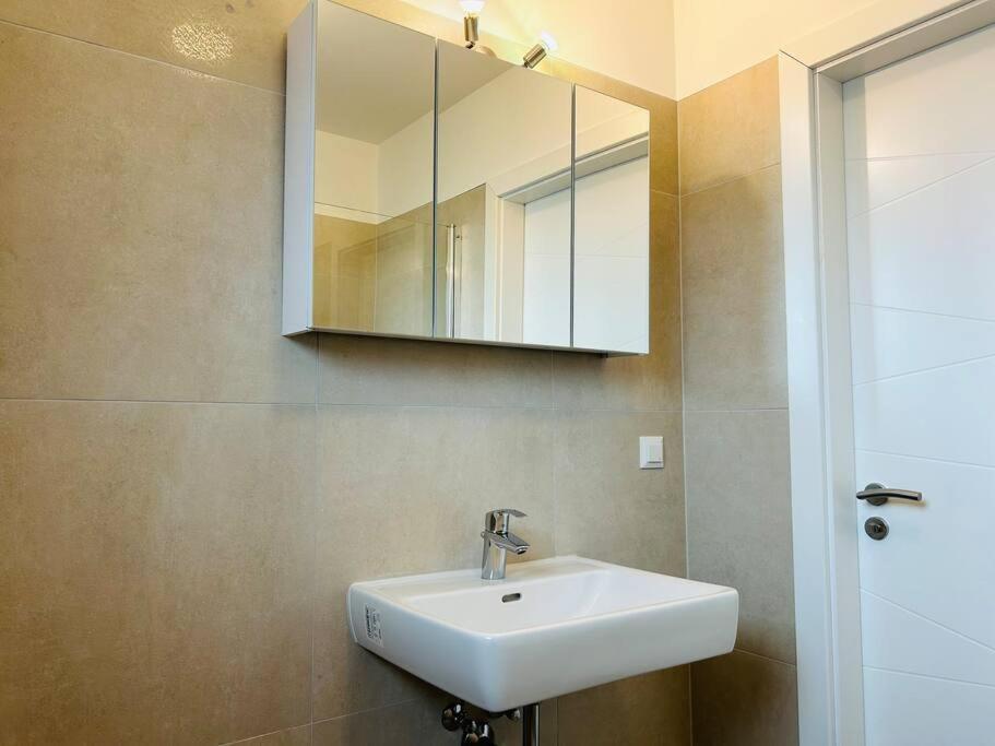 Sunny Modern Apartment With Balcony - Free Parking เวียนนา ภายนอก รูปภาพ