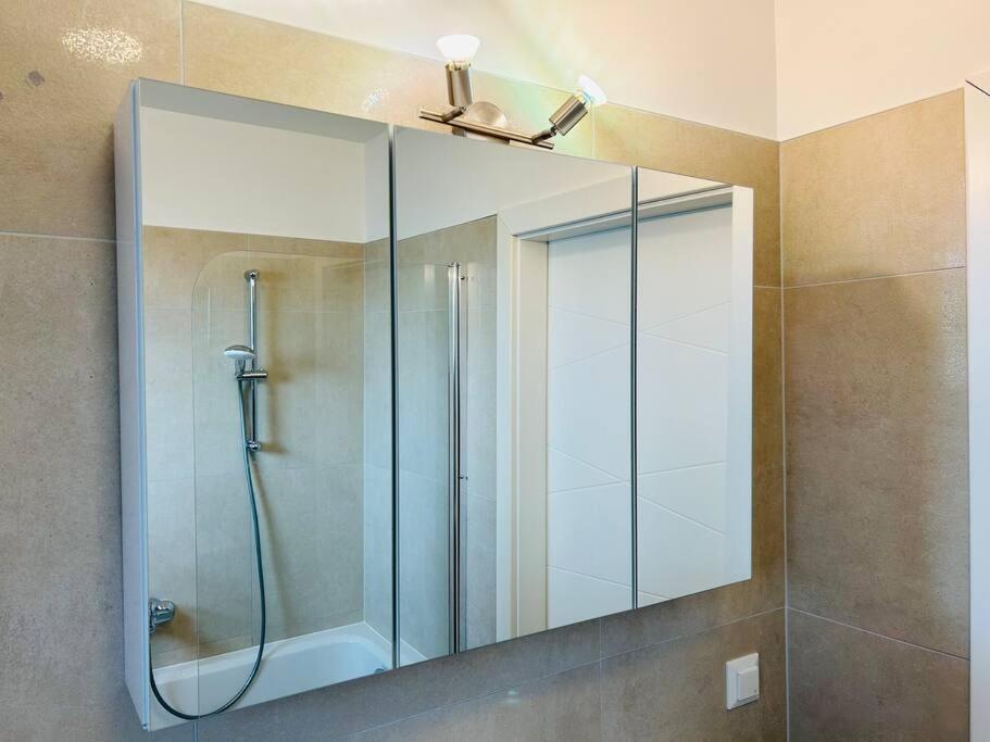 Sunny Modern Apartment With Balcony - Free Parking เวียนนา ภายนอก รูปภาพ