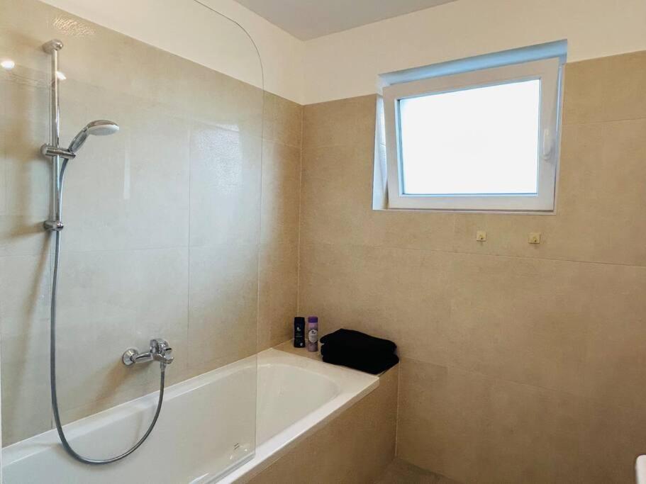 Sunny Modern Apartment With Balcony - Free Parking เวียนนา ภายนอก รูปภาพ